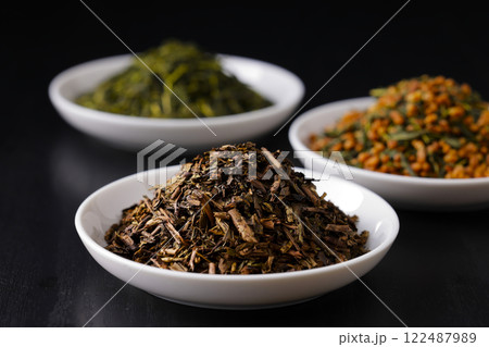 皿に盛った緑茶とほうじ茶と玄米茶の茶葉 皿に盛った緑茶とほうじ茶と玄米茶の茶葉 122487989