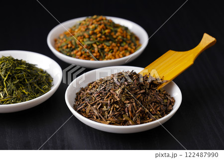 皿に盛った緑茶とほうじ茶と玄米茶の茶葉 皿に盛った緑茶とほうじ茶と玄米茶の茶葉 122487990