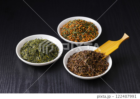 皿に盛った緑茶とほうじ茶と玄米茶の茶葉 122487991