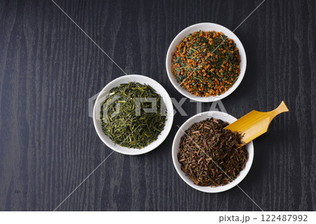 皿に盛った緑茶とほうじ茶と玄米茶の茶葉 122487992