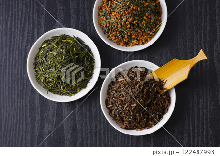 皿に盛った緑茶とほうじ茶と玄米茶の茶葉 122487993