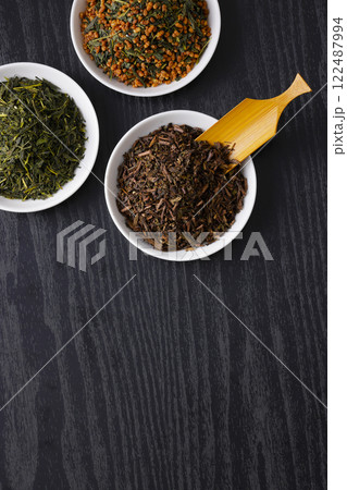 皿に盛った緑茶とほうじ茶と玄米茶の茶葉 122487994