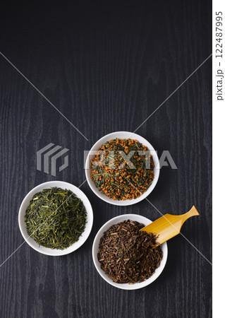 皿に盛った緑茶とほうじ茶と玄米茶の茶葉 122487995