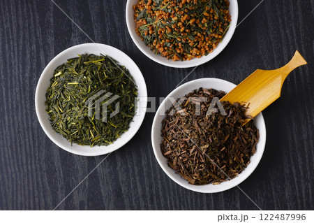 皿に盛った緑茶とほうじ茶と玄米茶の茶葉 皿に盛った緑茶とほうじ茶と玄米茶の茶葉 122487996