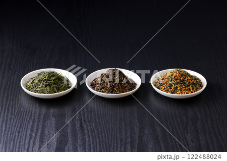 皿に盛った緑茶とほうじ茶と玄米茶の茶葉 皿に盛った緑茶とほうじ茶と玄米茶の茶葉 122488024