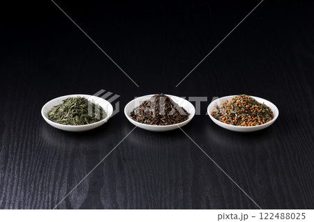 皿に盛った緑茶とほうじ茶と玄米茶の茶葉 皿に盛った緑茶とほうじ茶と玄米茶の茶葉 122488025