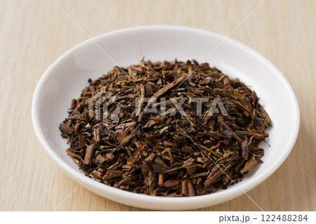 お皿に盛ったほうじ茶の茶葉 122488284