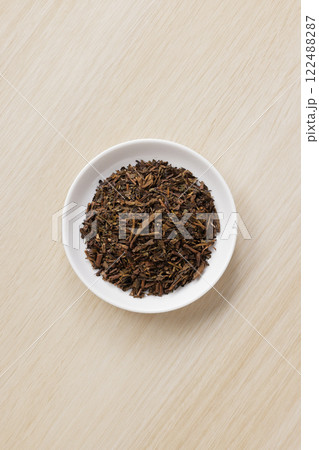 お皿に盛ったほうじ茶の茶葉 お皿に盛ったほうじ茶の茶葉 122488287