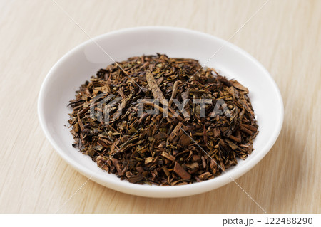 お皿に盛ったほうじ茶の茶葉 122488290