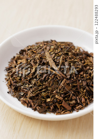 お皿に盛ったほうじ茶の茶葉 122488293