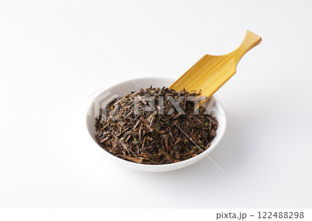 お皿に盛ったほうじ茶の茶葉 122488298