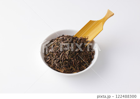 お皿に盛ったほうじ茶の茶葉 122488300
