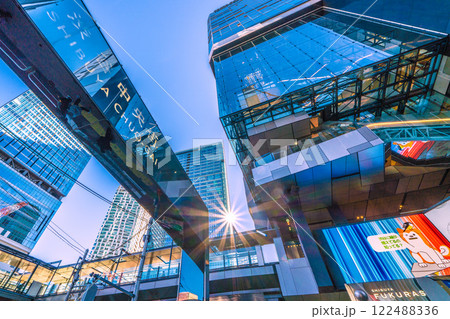 日本の東京都市景観 輝きの時代へ…渋谷中央街から東急プラザなどを望む…ハチ公も…＝令和7年1月10日 122488336