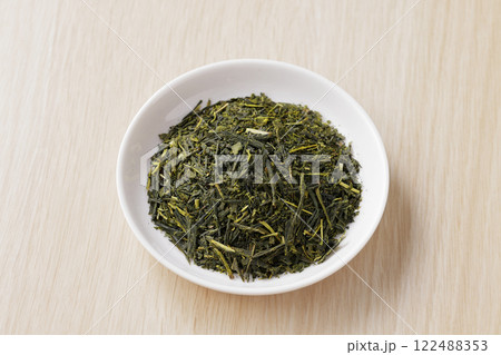 皿に盛った緑茶の茶葉 122488353