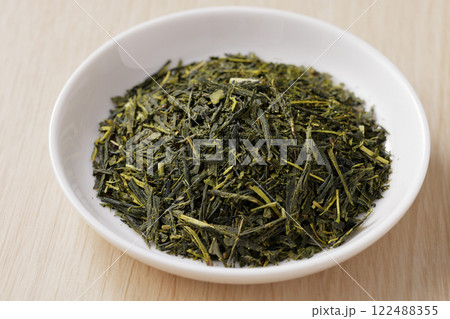 皿に盛った緑茶の茶葉 122488355