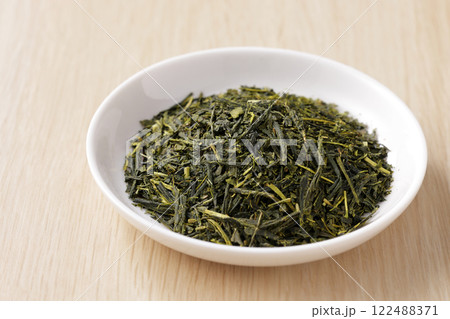 皿に盛った緑茶の茶葉 皿に盛った緑茶の茶葉 122488371