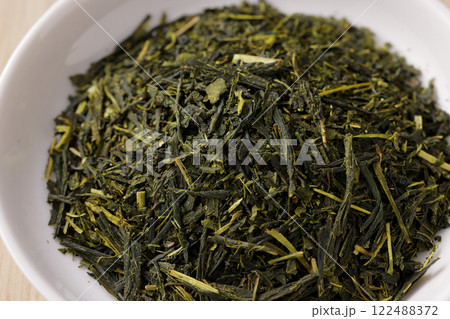 皿に盛った緑茶の茶葉 皿に盛った緑茶の茶葉 122488372