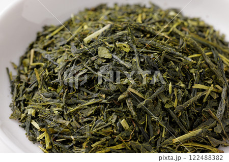 皿に盛った緑茶の茶葉 122488382