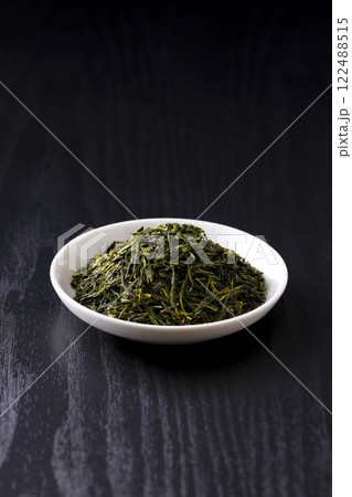 皿に盛った緑茶の茶葉 皿に盛った緑茶の茶葉 122488515
