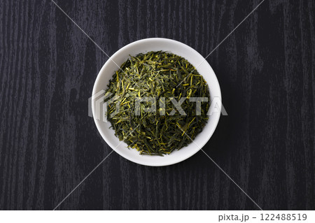 皿に盛った緑茶の茶葉 皿に盛った緑茶の茶葉 122488519