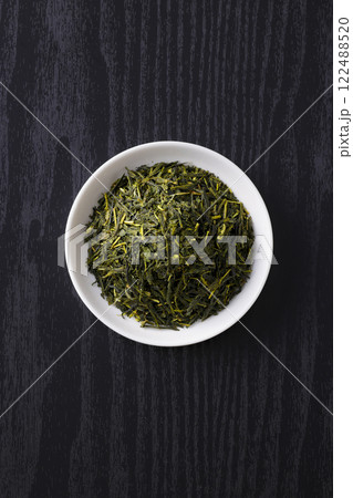 皿に盛った緑茶の茶葉 122488520