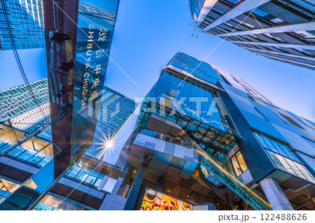 日本の東京都市景観 輝きの時代へ…渋谷中央街から東急プラザなどを望む＝令和7年1月10日 122488626