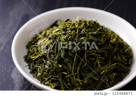 お皿に盛った緑茶の茶葉 お皿に盛った緑茶の茶葉 122488671