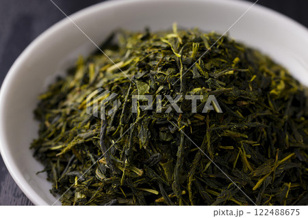 お皿に盛った緑茶の茶葉 122488675
