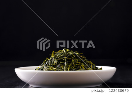 お皿に盛った緑茶の茶葉 お皿に盛った緑茶の茶葉 122488679