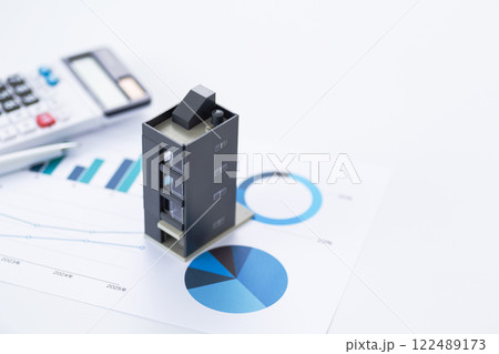 青いグラフと会社のビルと電卓 122489173