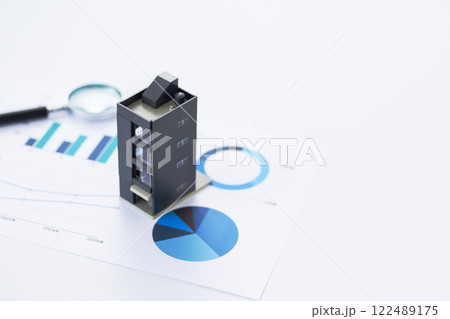 青いグラフと会社のビルとルーペ 122489175