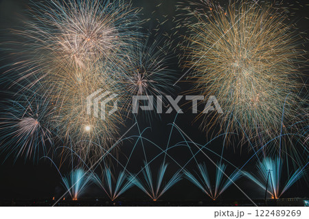 焼津市の焼津漁港で開催された焼津海上花火大会の夜空に咲く花火(静岡県) 焼津市の焼津漁港で開催された焼津海上花火大会の夜空に咲く花火(静岡県) 122489269
