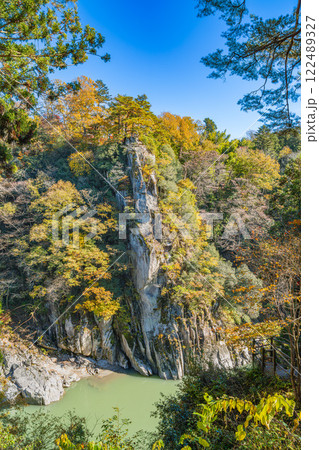 飯田市の名勝天龍峡の龍角峯と天竜川の風景(長野県) 飯田市の名勝天龍峡の龍角峯と天竜川の風景(長野県) 122489327
