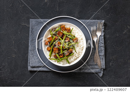 garlic green bean stir fry with crispy tofu and rice 122489607