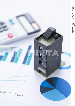 青いグラフと会社のビルと電卓 青いグラフと会社のビルと電卓 122489856