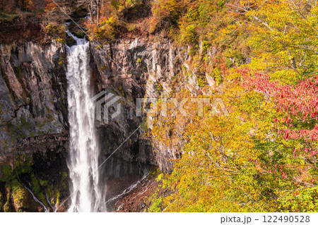 《栃木県》紅葉の華厳の滝・秋の奥日光自然風景 122490528
