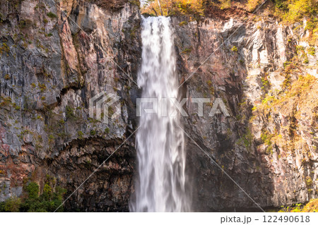 《栃木県》紅葉の華厳の滝・秋の奥日光自然風景 122490618