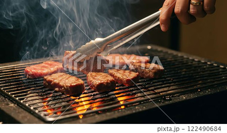 肉を焼いている風景 122490684