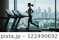 トレーニングジムで走る女性 122490692