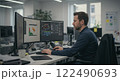 パソコンで仕事をする男性 122490693
