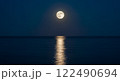 海に沈む満月 122490694