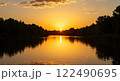湖に沈む夕日 122490695