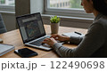 パソコンで仕事をする女性 122490698