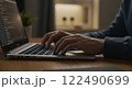 夜にパソコンを使う男性の手元 122490699