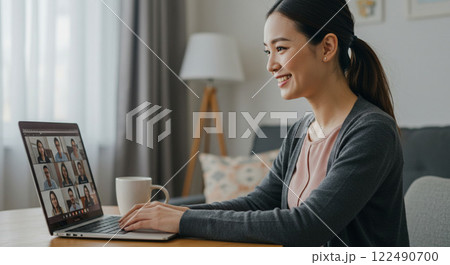 自宅でテレワークをする女性 122490700