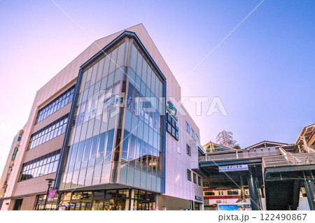 日本の横浜都市景観 京急電鉄 金沢八景駅などを望む 日本の横浜都市景観 京急電鉄 金沢八景駅などを望む 122490867