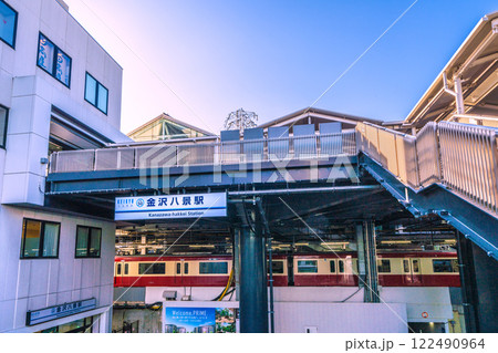 日本の横浜都市景観　京急電鉄　金沢八景駅などを望む 122490964