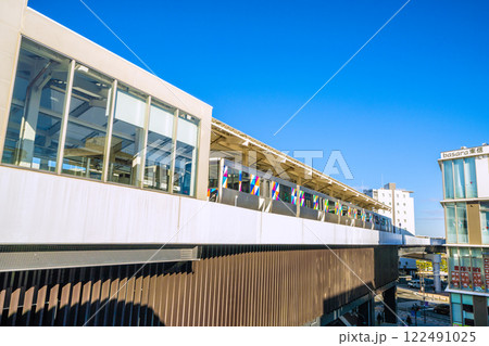 日本の横浜都市景観　横浜シーサイドライン　金沢八景駅などを望む 122491025