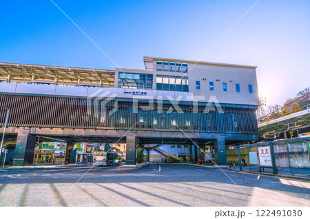 日本の横浜都市景観 横浜シーサイドライン 金沢八景駅などを望む 日本の横浜都市景観 横浜シーサイドライン 金沢八景駅などを望む 122491030
