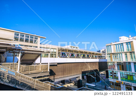 日本の横浜都市景観 横浜シーサイドライン 金沢八景駅などを望む 日本の横浜都市景観 横浜シーサイドライン 金沢八景駅などを望む 122491133